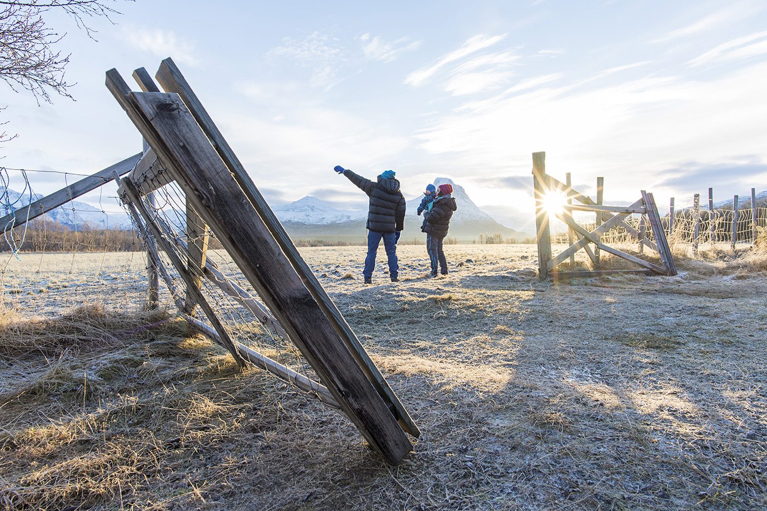Nasjonalparklandsbyene, mann peker for å vise kvinne og barn noe i det det fjerne