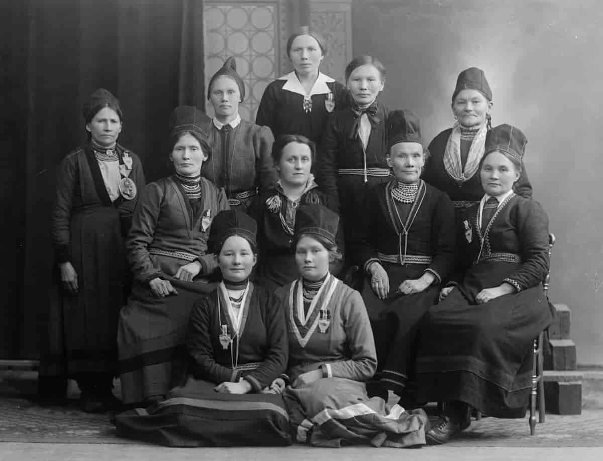Brurskanken samiske kvinneforening , foto: Hilfling-Rasmussen (NTNU UB.) Arkivfoto Brurskanken samiske kvindeforening, 11 samiske kvinner