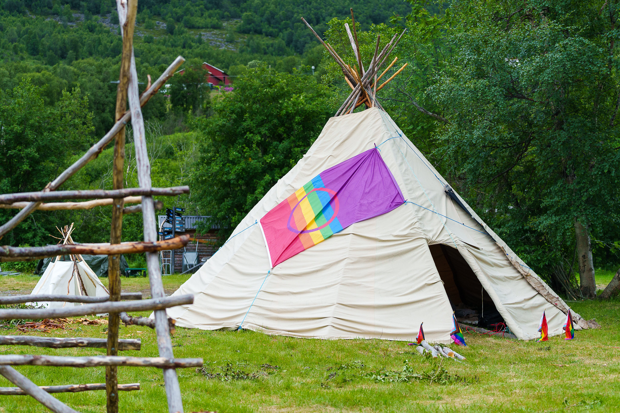 Trad- lávvu med Sápmi Pride- flagg Trad- lávvu med Sápmi Pride- flagg