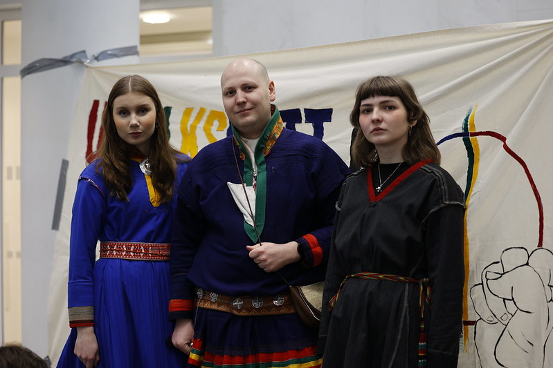 Fosen-aksjonister med gákti på vranga Aktivister i vrengte kofter.