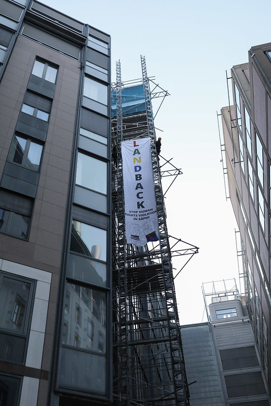 Bannerdrop med "LANDBACK" utenfor OED