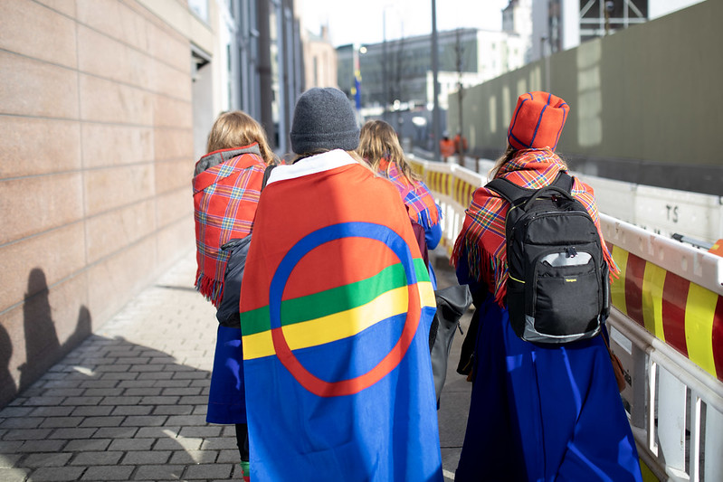 Fosen-aksjonister med samisk flagg Fosen-aksjonister