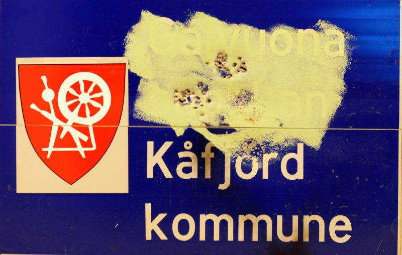 Skilt med Kåfjord kommune som er skutt på. Hentet fra https://nordligefolk.no/